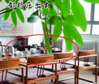 李亚鹏办公室内景曝光！桌上放很多手写笔记本，豪华茶几能养鱼