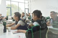 墙布十大品牌领绣开启标准化施工培训，创新解决方案赢战未来家居软装