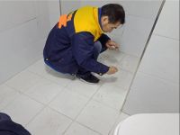 卫生间铺好瓷砖以后漏水，别着急砸瓷砖，有2种方法很实用！