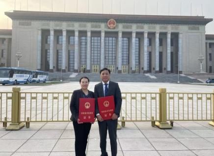 （四川大学宋颢教授与植恩生物于国锋副总经理）