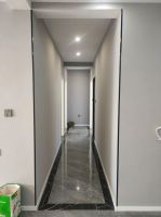 四个月硬装结束，全屋打扫干净还没家具，地面铺贴灰色地砖很满意