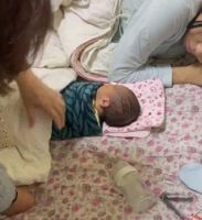 18岁女孩生完孩子住旅店，欠着房租还让孩子喝老年奶粉！为何如此窘迫？