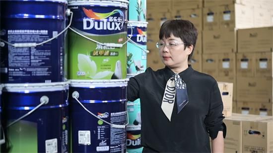 4重庆福美涂商贸有限公司总经理余玲带领中外涂料网一行参观福美涂仓库.jpg