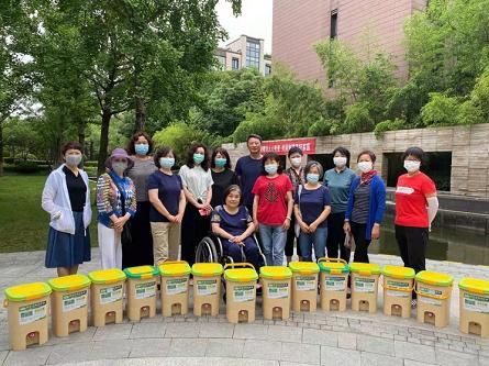 图｜南京朗诗钟山绿郡厨余垃圾堆肥实践“开桶仪式”