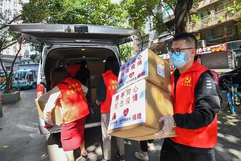 ▲时代中国在全球寻找货源，共捐赠了超5吨医疗防护物资交付抗疫一线