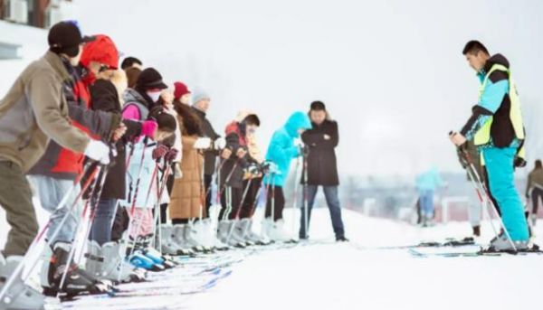 青岛阿朵小镇滑雪精英挑战赛登录央视 掀起冰雪运动新热潮