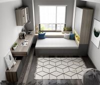 小卧室不要一个劲打柜子了 床尾留50cm会多俩功能区