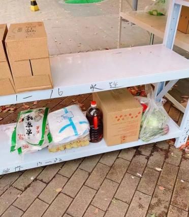 为社区居民配送物资