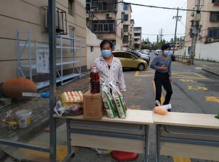 为社区居民配送物资