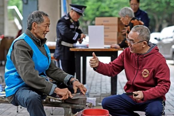 “袁磨刀”为社区居民磨刀