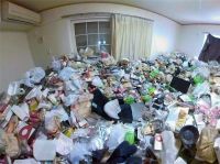 年轻女孩租房2年未扔垃圾，户主：花了2000元 请人清理了27桶！