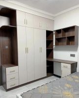 家里太小没有书房？在卧室衣柜里挤出一张书桌