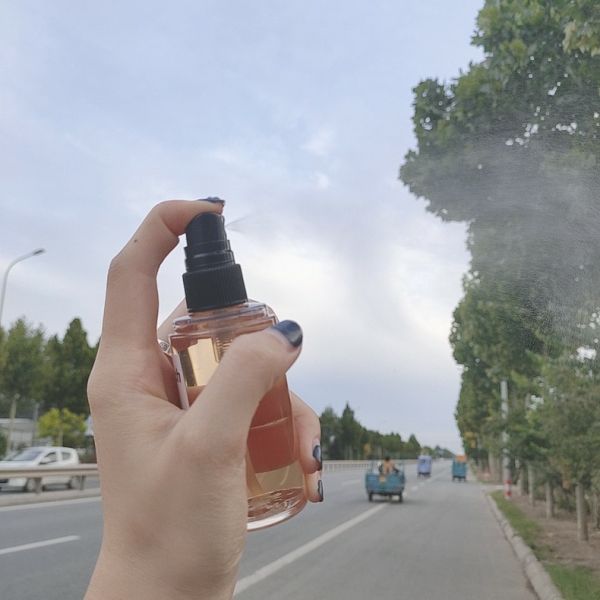 精致少女拒绝异味,快速消除衣物异味