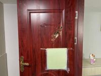 长沙一租客退租留满屋垃圾还砸穿门！房东：不知道到有什么仇怨