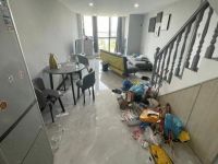 长沙一租客退租留满屋垃圾还砸穿门！房东：不知道到有什么仇怨