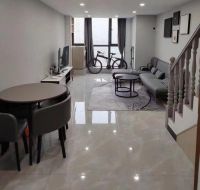 长沙一租客退租留满屋垃圾还砸穿门！房东：不知道到有什么仇怨