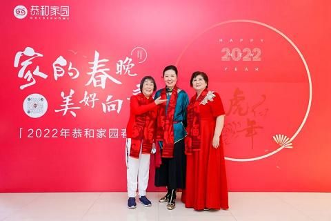 △左起第二位郭萍 - 拍摄于2022恭和春晚