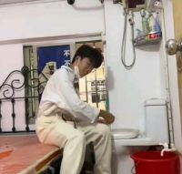 男子晒空中阁楼出租房：搭梯回家，马桶就在床头