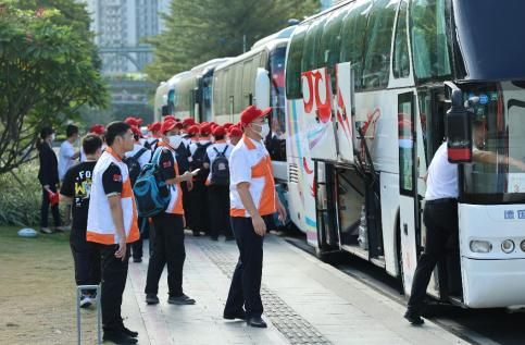 抗疫突击队员登车奔赴抗疫前线