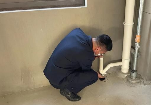 ▲ 工作人员正进行下水管道清洗
