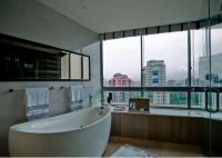 卫生间很小还带个飘窗 不能砸了那要怎么利用