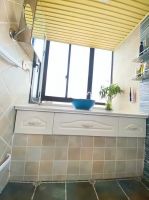 卫生间很小还带个飘窗 不能砸了那要怎么利用