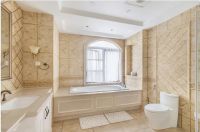 卫生间很小还带个飘窗 不能砸了那要怎么利用