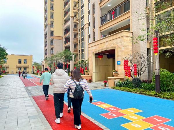 　△业主怀着喜悦的心情前往新家（实拍图）