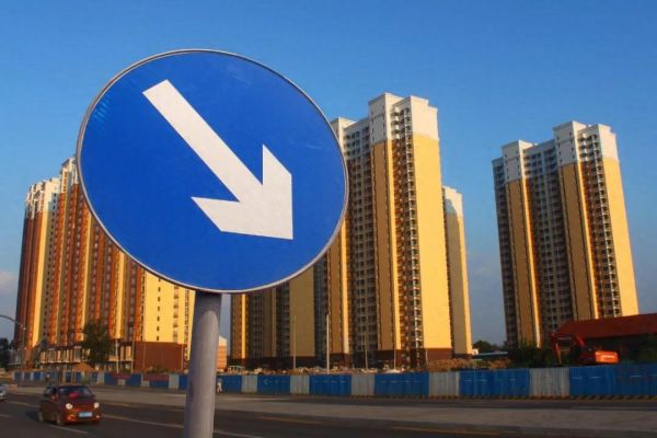 一边是呼吁开发商降价,一边是为房价托底,能托起购房者信心吗?