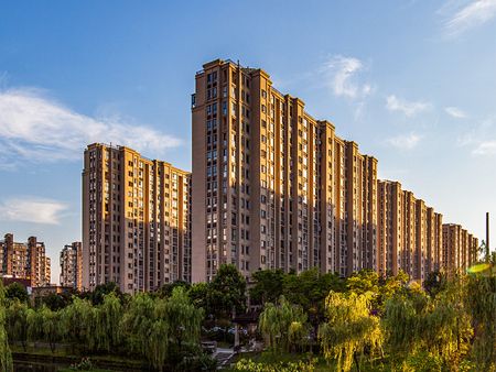 夜深人静的市民区，松动井盖成为噩梦，街道迅速解决困扰