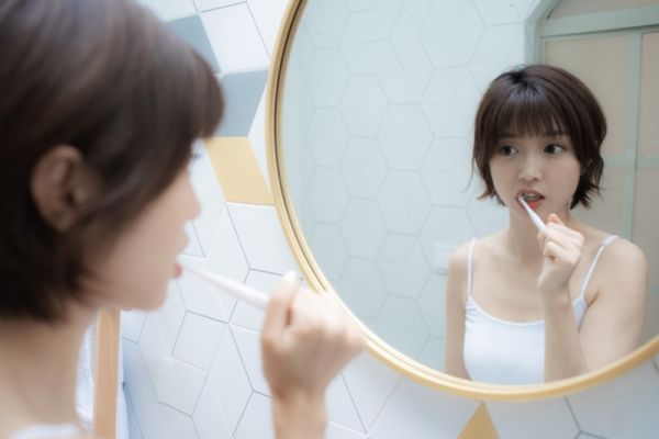 新房遭遇污水外溢装修全泡汤，楼上乱丢杂物至楼下返水怎么索赔？