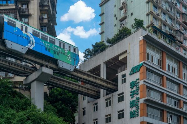小区欲自筹4500万升级外立面,楼房外立面破损由谁负责修复?