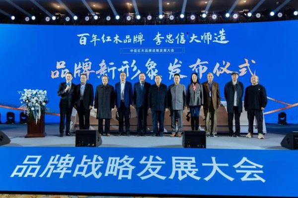 以姓为名 | 从古驰保时捷到李忠信，大师品牌为啥爱用姓氏？