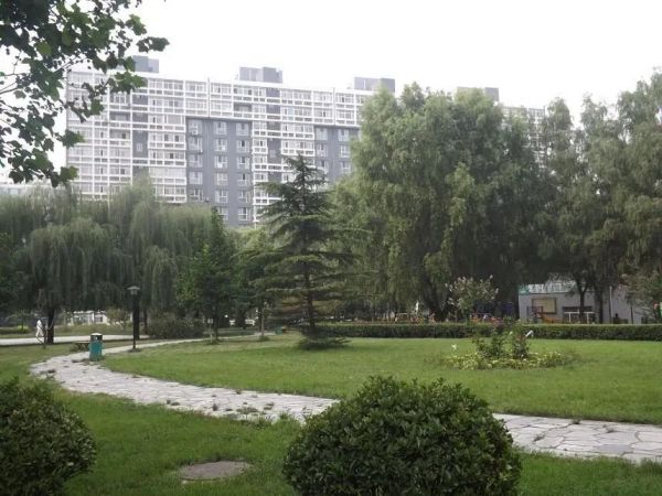 北京顶级学区房价遭“腰斩”,跌幅高达42.3%,首个跌破600万成交案例重塑市场价格预期,揭示多校划片政策影响深远!!