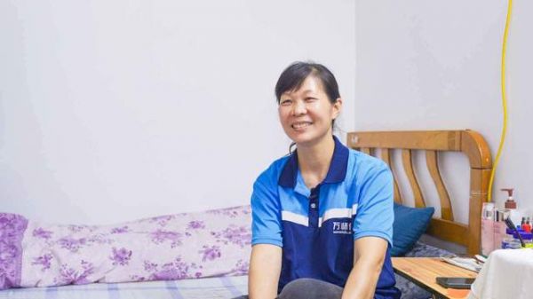 五旬下岗女工再就业:转行从事家具维修,时间自由收入满意