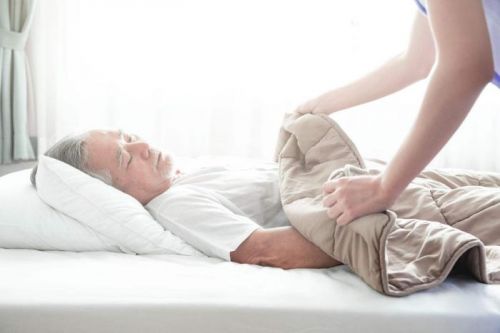 老人床垫怎么选?东宝床垫绿色环保,护脊护腰