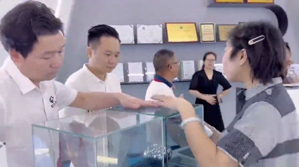 佛山膜先生体验中心，客户络绎不绝！建筑贴膜的魅力所在