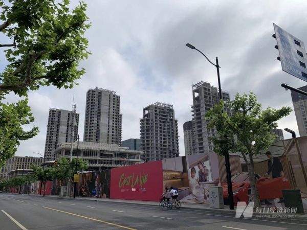 “手里全套认购材料没出过问题”,但如今网上预约始终卡在“待审核”,宸嘉发展上海新盘认购惹争议,回应“不存在超越权限的问题”