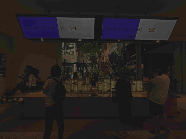 “凌晨两点半还有客户转钱订房！”  直击“沪九条”新政实施首日：多个楼盘喊出售楼处“不打烊”，有二手房东开始惜售