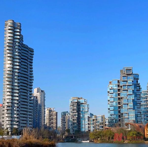 区域房企观察 | 500亿级“神盘”麓湖商业难题待解,万华“超级大盘模式”能否异地复制?