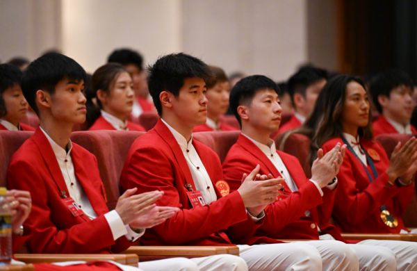 中国体育代表团荣耀加冕,潘展乐与奥普展现体育营销新态势