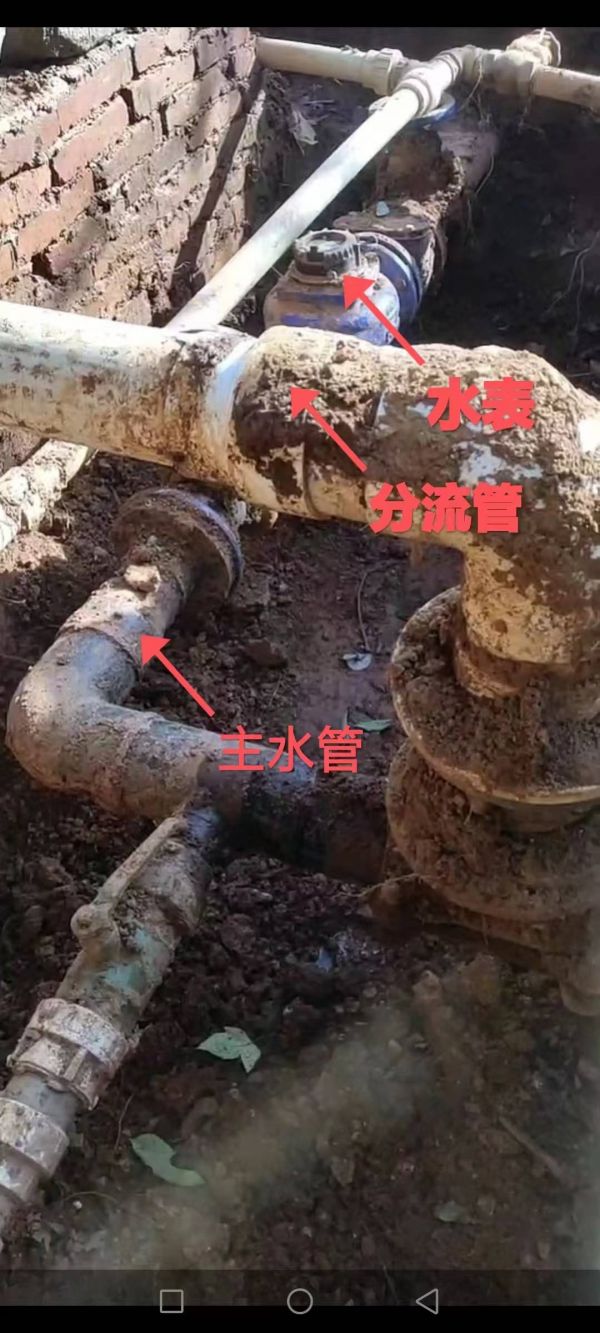 “调表节水”竟是自导自演？自来水厂员工从企业领走百万现金