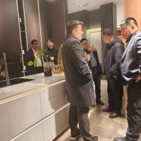 哈萨克斯坦建筑者联合会主席到访宇曼家居展厅参观交流