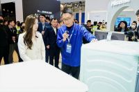 AWE现场直击｜陈梦探展海信洗衣机，对全球首台4合1热泵洗烘一体机连连称赞