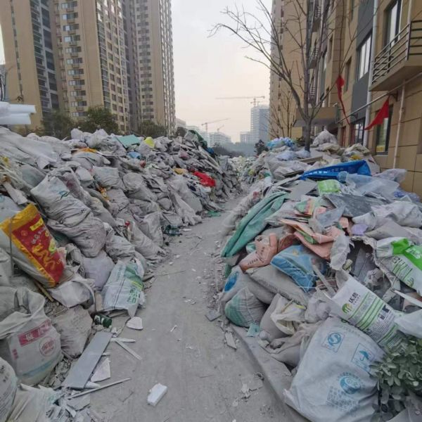 单元门前堆放的垃圾。 石青玲/摄